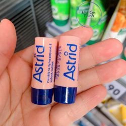 Son dưỡng Astrid thiết kế khá lỏng lẻo, không vặn lên vặn xuống được